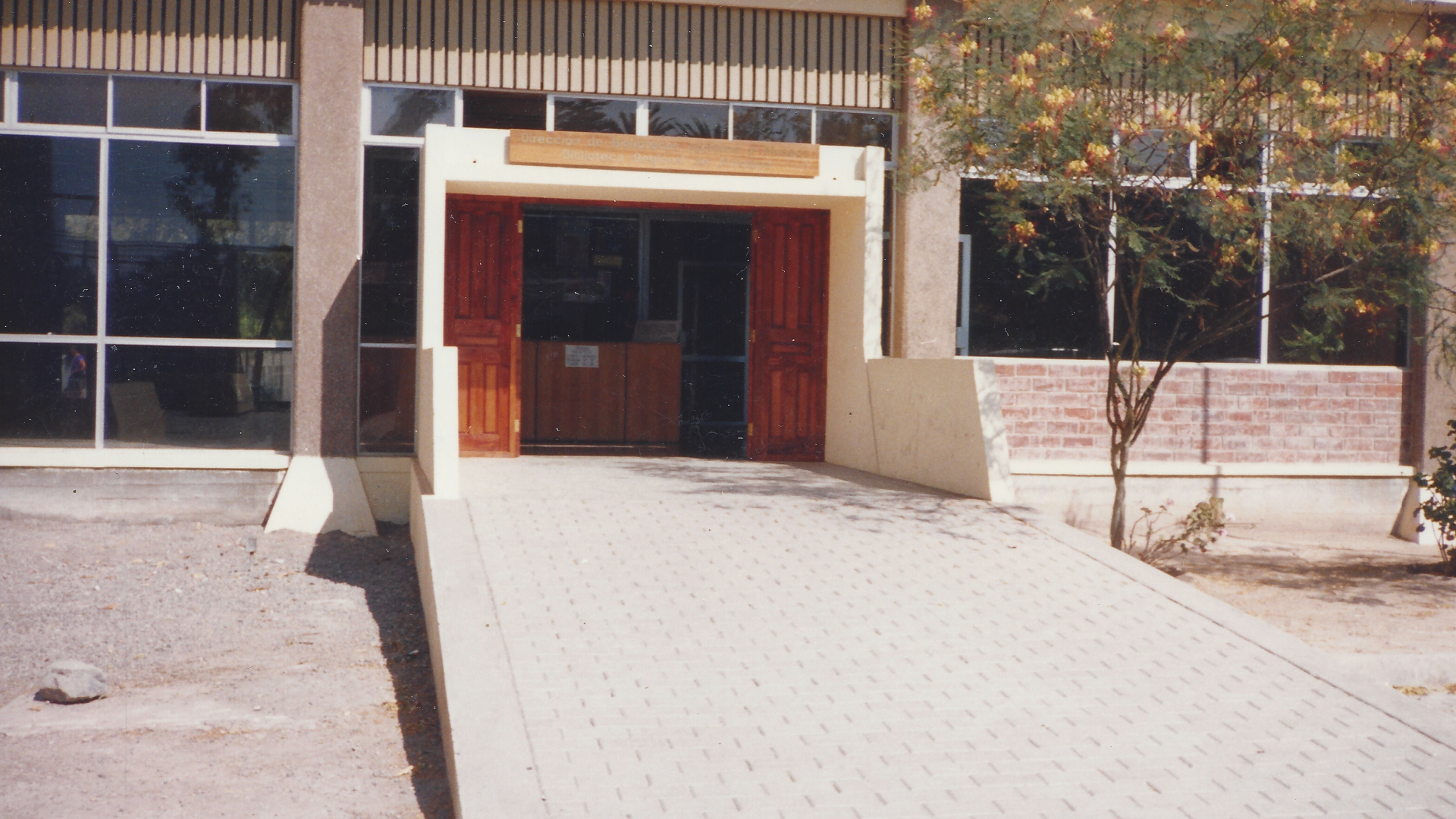 Frontis biblioteca recién inaugurada