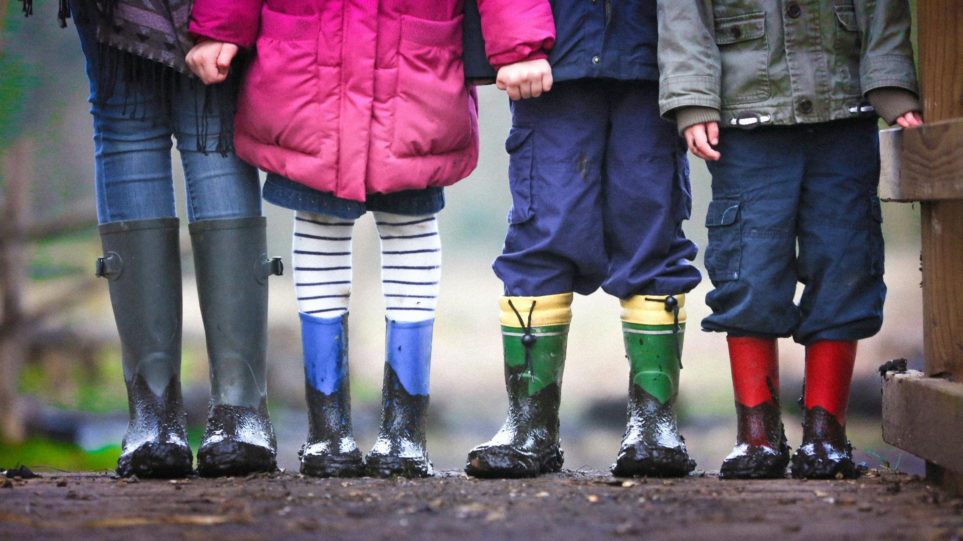 Fotografías de pies de niños con botas de agua