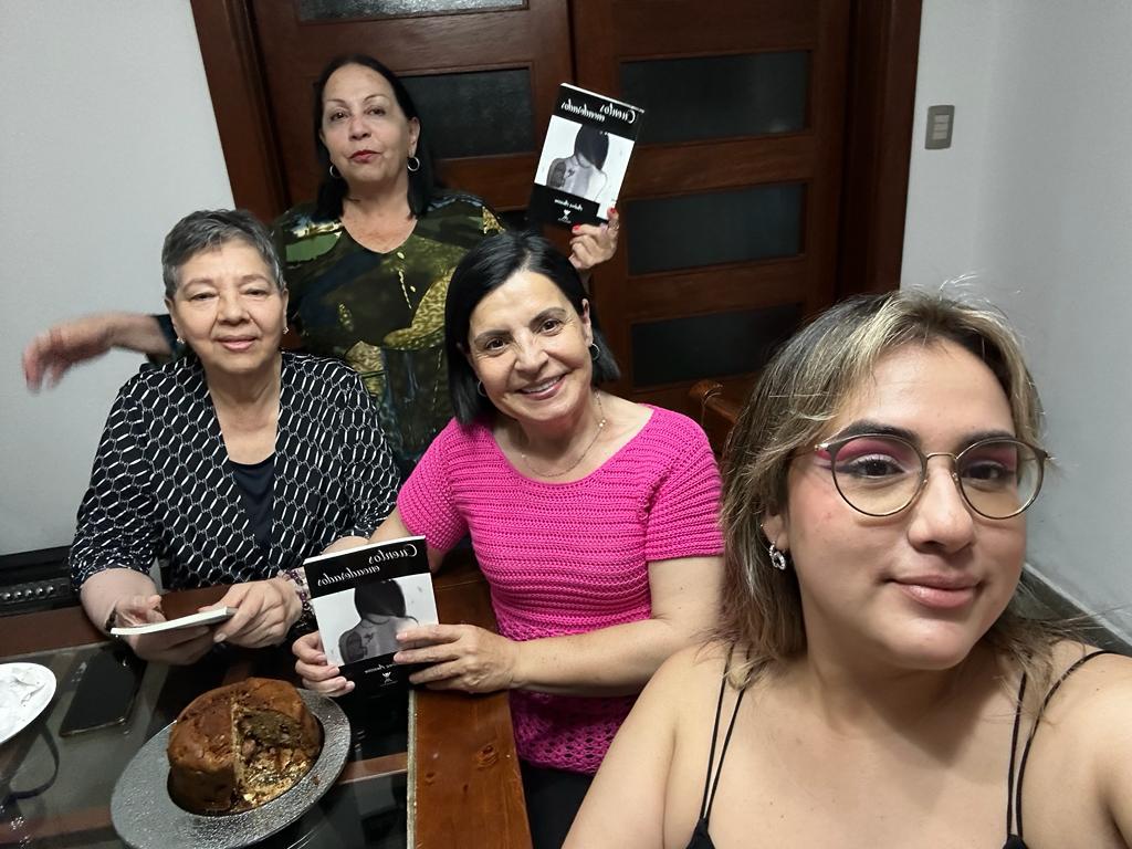 Mujeres leen a mujeres