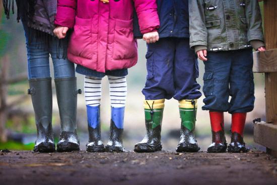 Fotografías de pies de niños con botas de agua