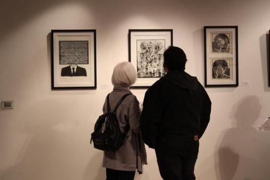 Fotografía de 2 personas mirando la expocisión