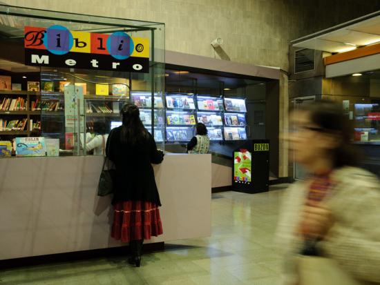 Bibliometro premiará en Estación Baquedano a los ganadores de su concurso aniversario "Ticket dorado"