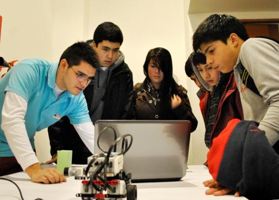 Jóvenes programando robots en Aysén.