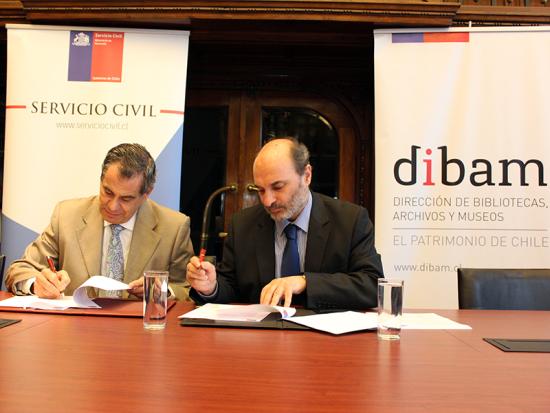 Director de la Dibam, Ángel Cabeza junto al director del Servicio Civil, Rodrigo Egaña