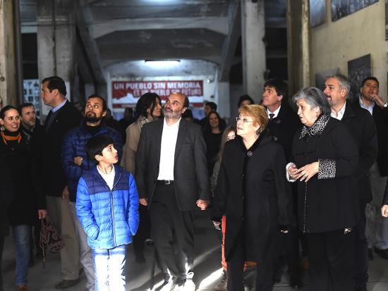 Presidenta Michelle Bachelet, junto al director de la Dibam y Vicepresidente del CMN, Ángel Cabeza en el Estadio Nacional conmemorando el Día del Patrimonio Cultural 