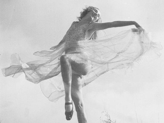 Yerka Luksic, bailarina, Ca. 1955.  Fotografía de Ignacio Hochhäusler. Colección Biblioteca Nacional.