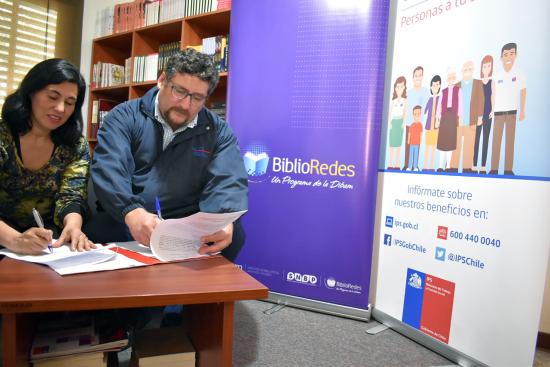 Yohanna Del Río y Eduardo Muñoz firman convenio.